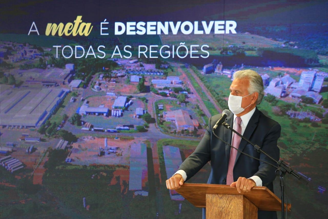 Caiado assina protocolos de intenção com 49 empresas