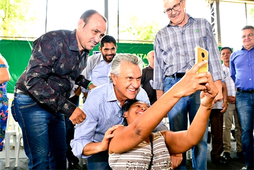 Caiado entrega 473 escrituras a moradores do Madre Germana I