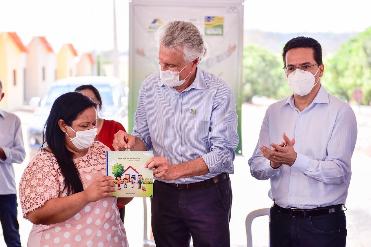 Caiado entrega moradias em Santo Antônio de Goiás e Córrego do Ouro