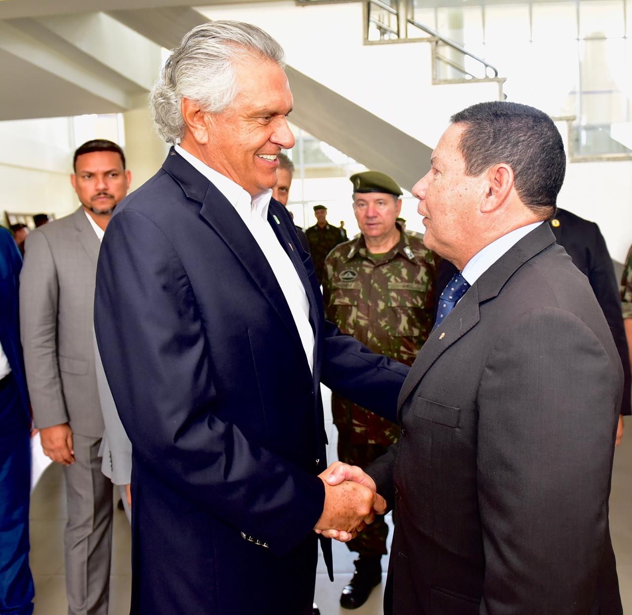 Vice-presidente Mourão e Caiado participam de inauguração de Comando do Exército em Formosa