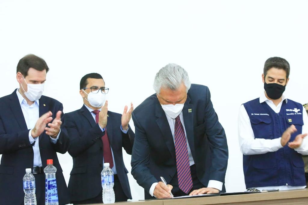 Caiado anuncia progressão para 5,1 mil servidores da saúde, com investimento de R$ 835 mil ao mês