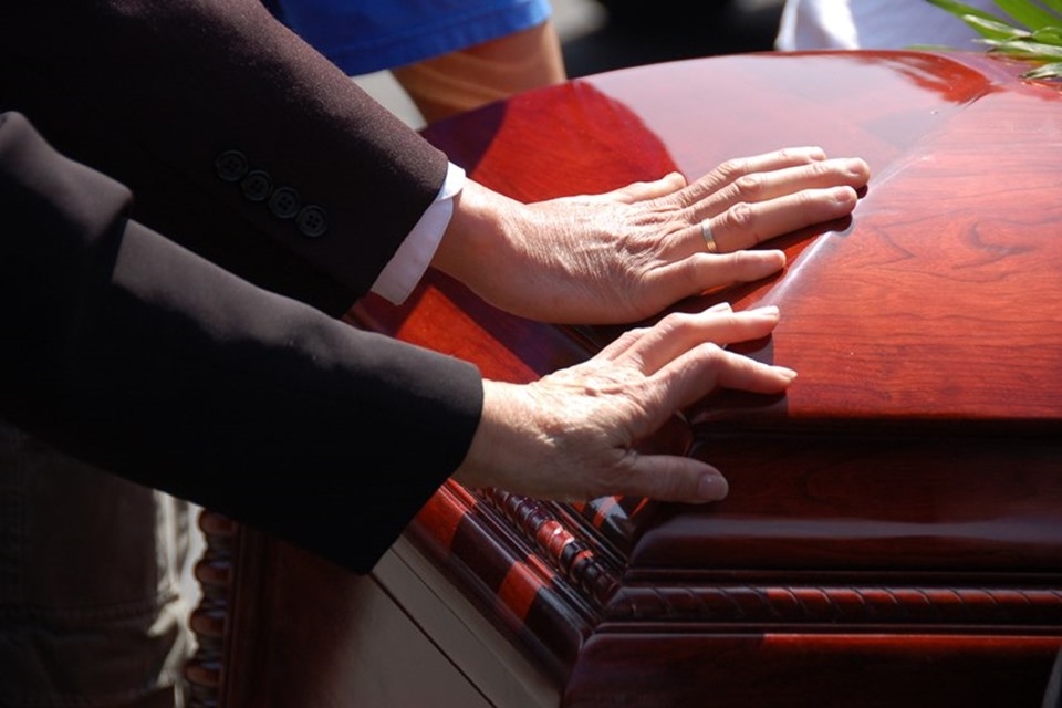 Velório é interrompido após morto apertar mão de esposa