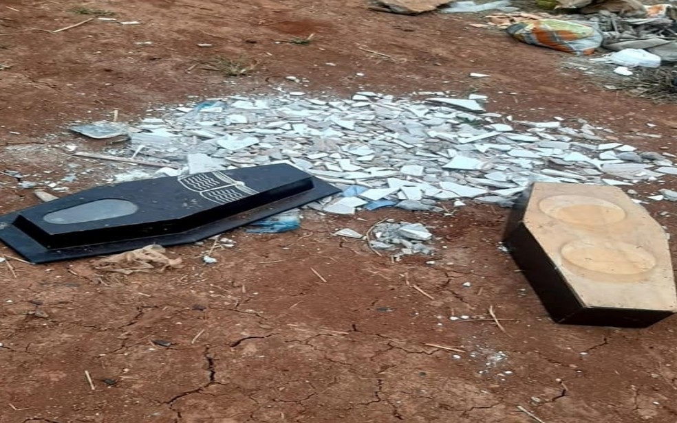 Moradores assustam com caixão jogado em terreno