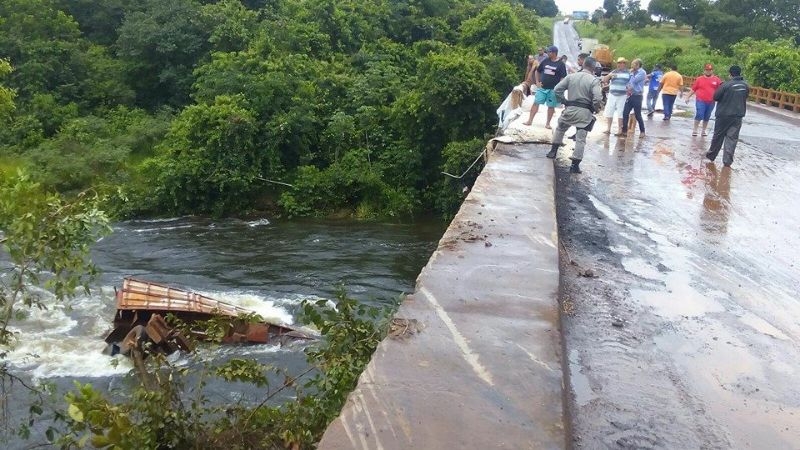 Homem morre em colisão entre carro e caminhão na GO-184