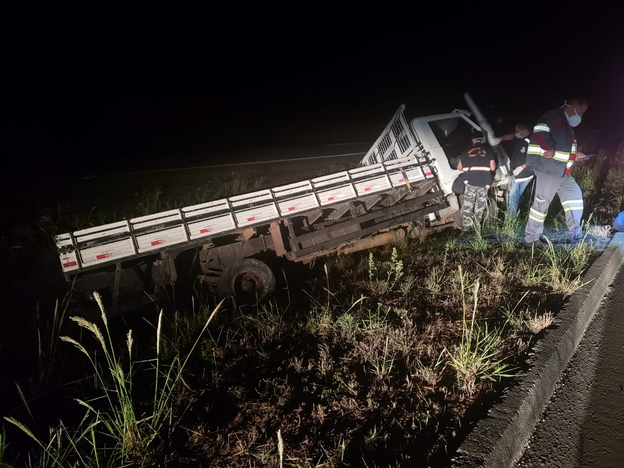 Motorista de caminhão morre após sair da pista na BR 153, em Pontalina