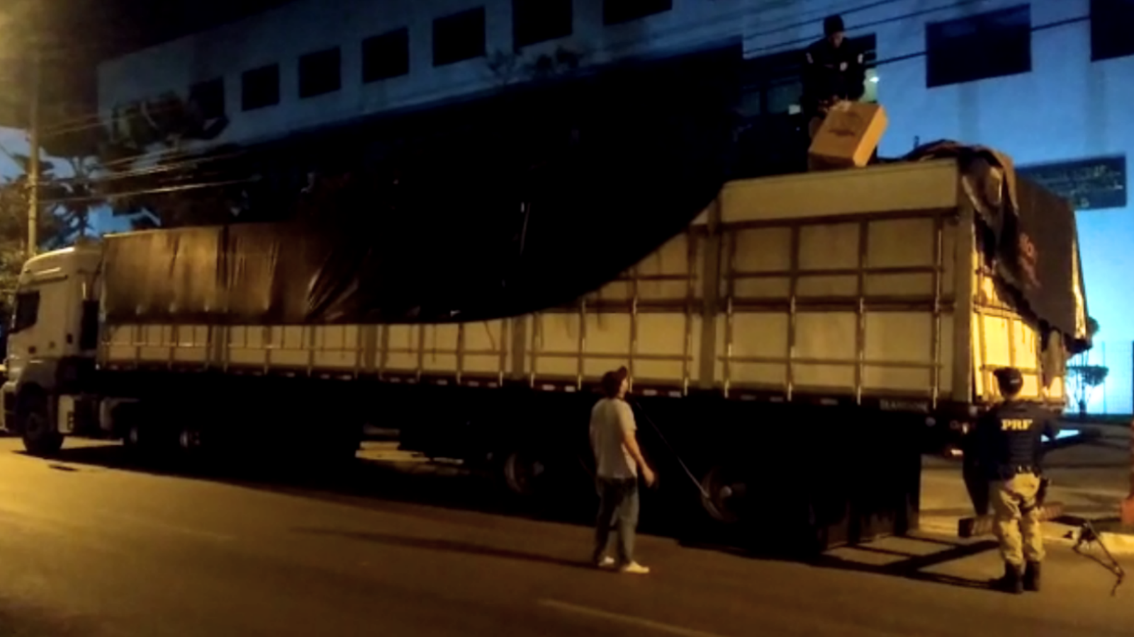 Motorista é preso em Goiânia transportando 4 milhões de cigarros contrabandeados do Paraguai