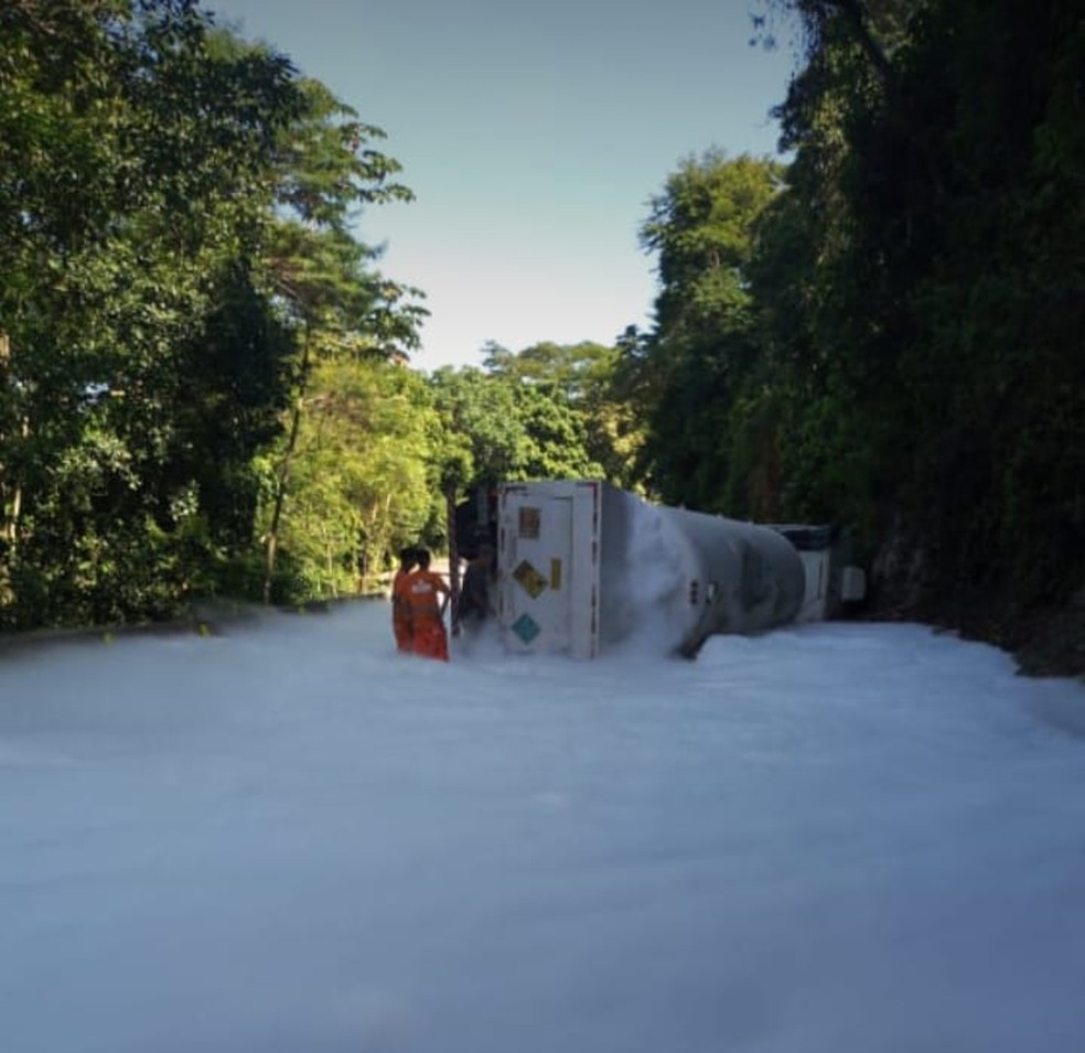 Caminhão tomba no RJ com oxigênio que deveria abastecer hospitais no DF