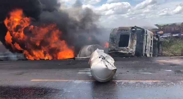 Motorista de carreta morre em acidente na BR-267, em Campo Grande