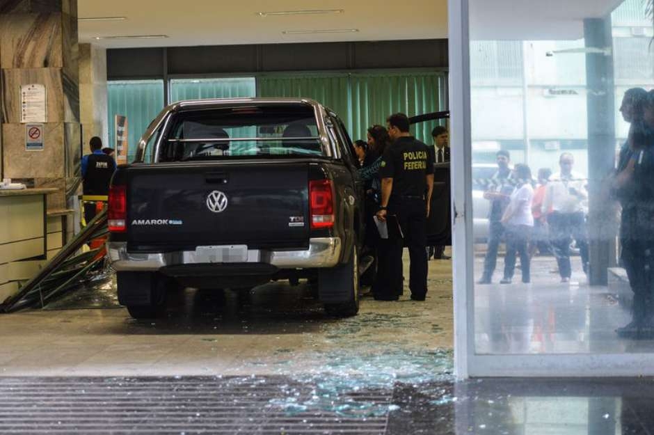 Homem joga caminhoneta contra Ministério da Fazenda