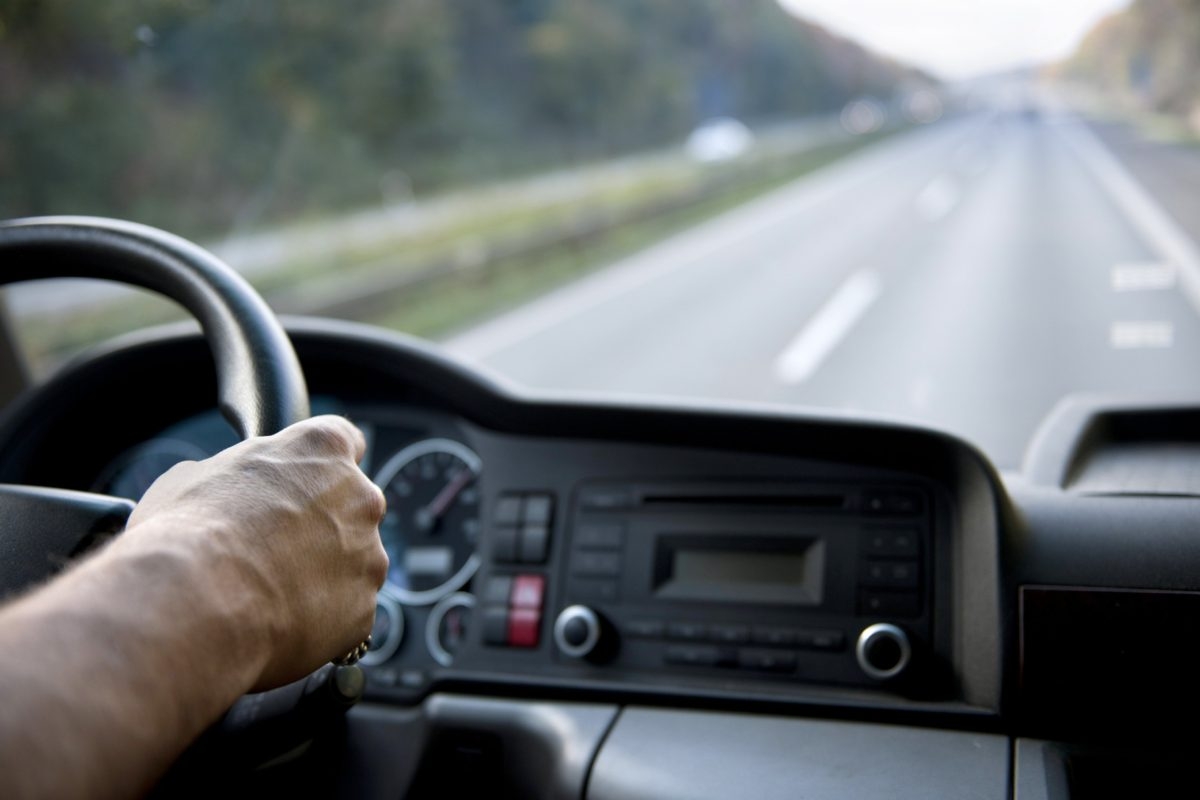 Empresa de transportes abre 30 vagas para motorista de caminhão em Goiânia