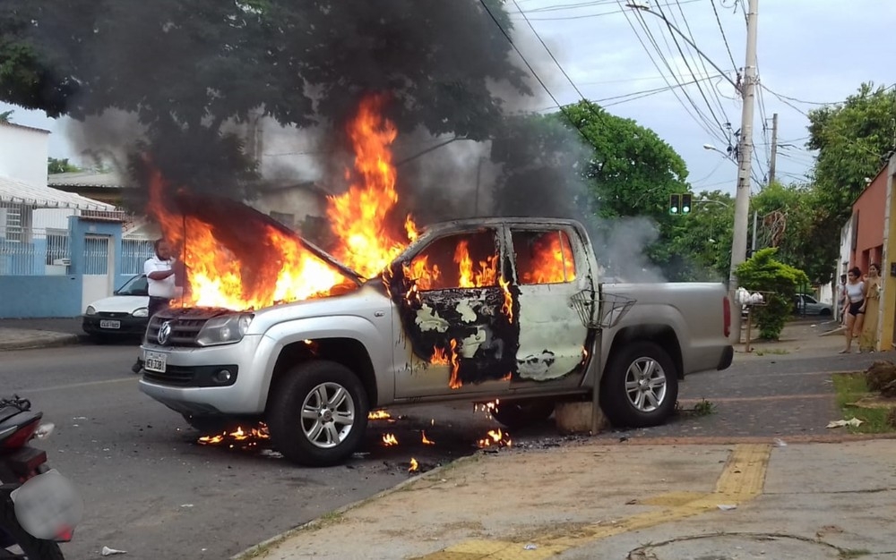 Caminhonete pega fogo no Setor Bueno, em Goiânia