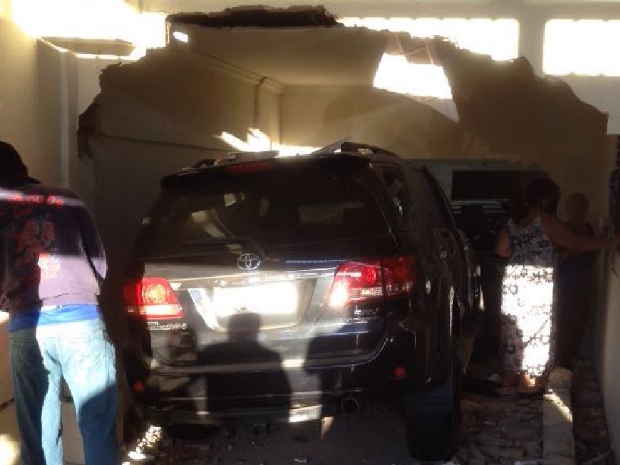 Motorista dorme ao volante e invade casa no Parque Anhanguera em Goiânia