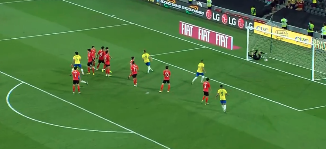 Com gol de falta, Brasil encerra o ano com vitória