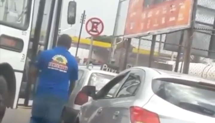 Estacionado em local proibido, passageiros tiram carro do caminho para seguir viagem