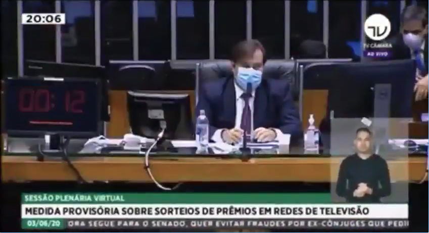 “E as faixas pedindo o fechamento do Congresso também terão punição na lei?” questiona Rodrigo Maia