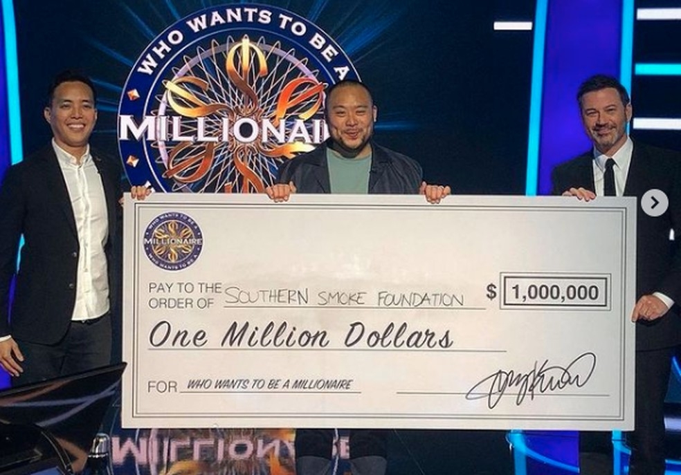 Prêmio máximo do programa 'Quem quer ser um milionário' é entregue ao chef David Chang