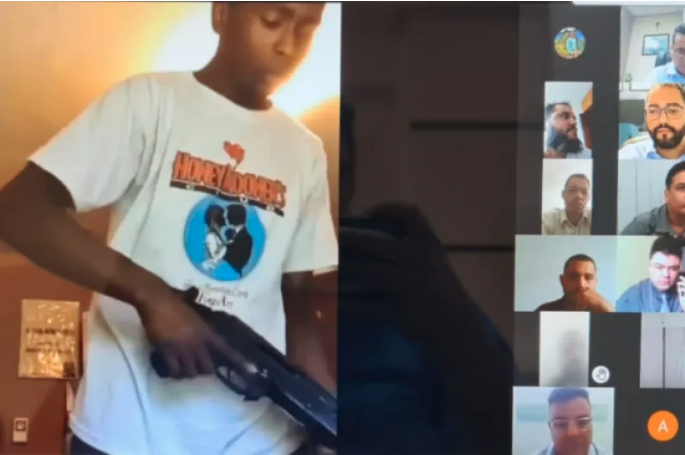 Jovem aparece armado durante Audiência Pública Virtual da Alego