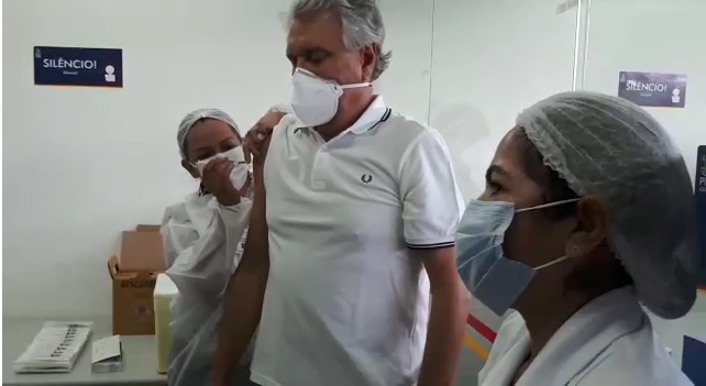 Governador Ronaldo Caiado é vacinado contra Covid-19