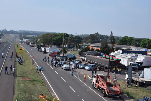 Bolsonaro envia áudio para caminhoneiros e pede que estradas sejam liberadas