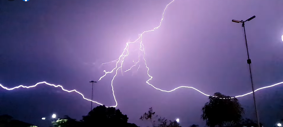 Chuva de raios é registrada em Caldas Novas; Veja o vídeo