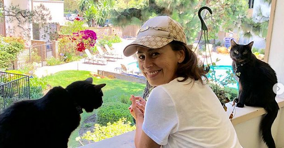 Atriz Daniela Escobar sofre paralisia e quase perde a mão após mordida de gato