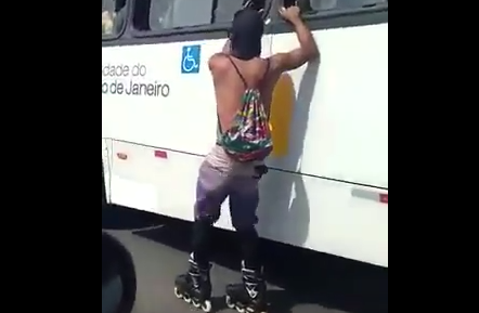 Patinador é flagrado pegando ‘carona’ em ônibus em movimento. Confira o vídeo