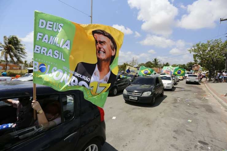 Simpatizantes de Bolsonaro fazem carreata em Brasília