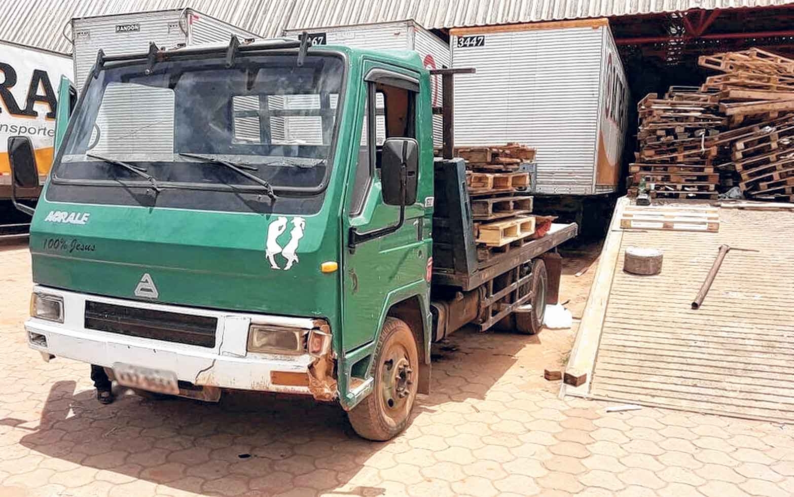 Batida entre duas carretas deixa homem ferido em Mineiros, Goiás