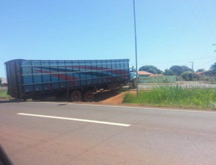 Carreta fica entalada em canteiro após motorista tentar fazer retorno proibido