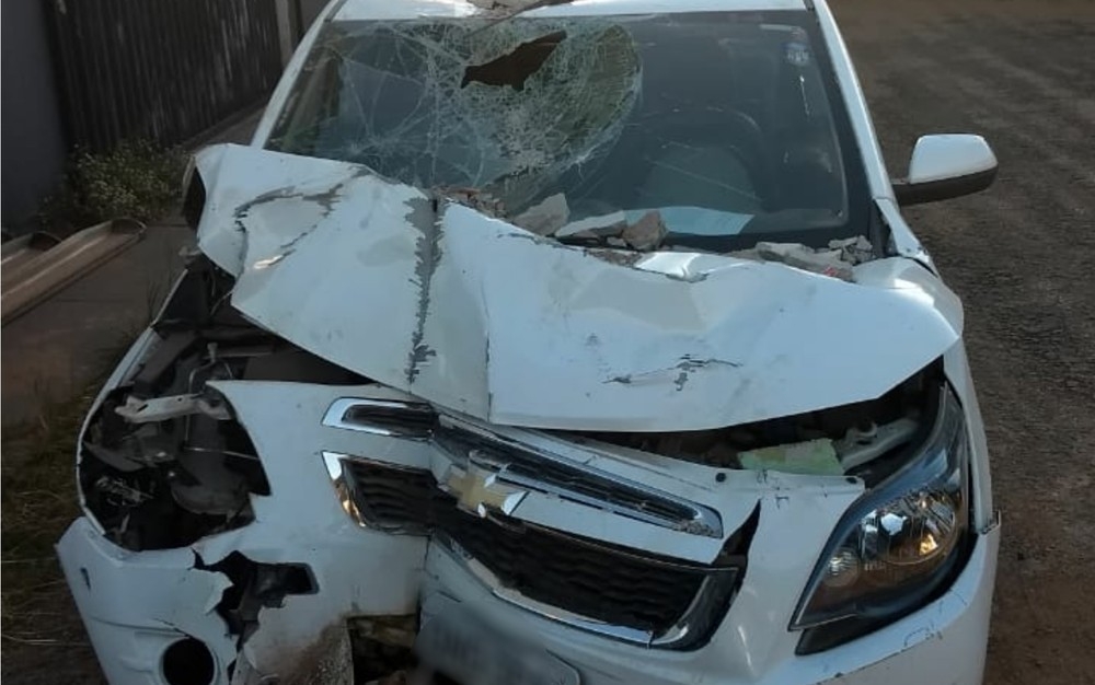 Carro desgovernado atropela duas crianças e um adulto, bate em muro e invade casa