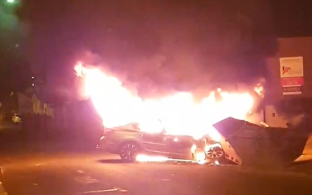 Carro pega fogo em Rio Verde após colidir contra uma caçamba de entulho