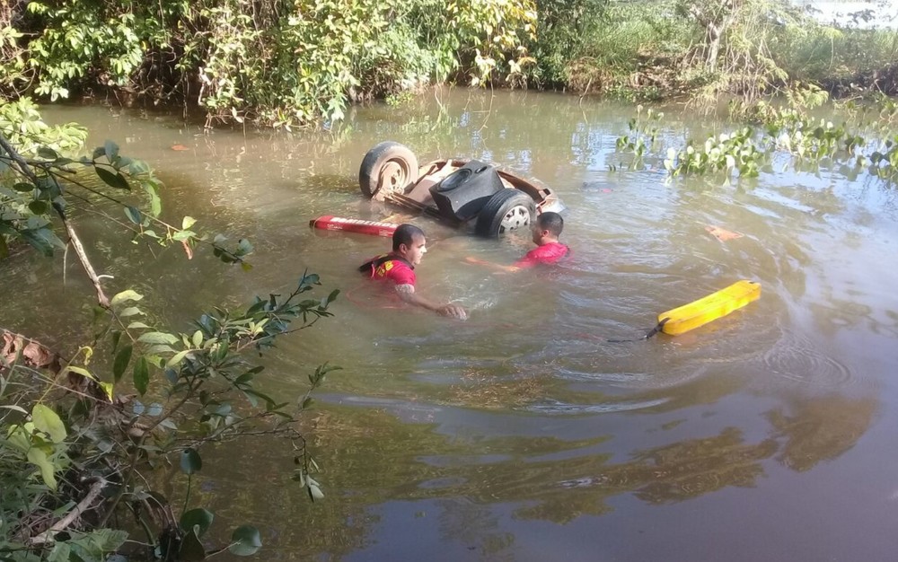 Casal morre após carro cair dentro de represa