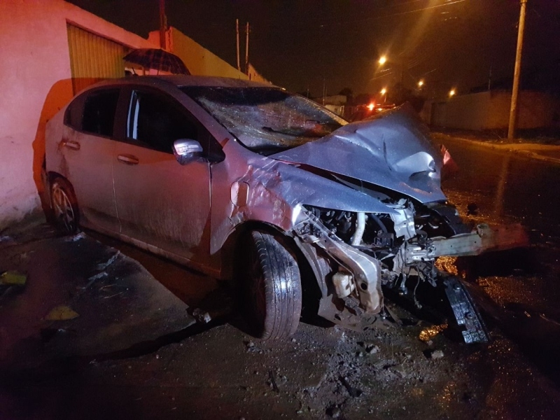 Quatro homens são presos depois de fugirem da PM, atropelar motociclista e bater carro
