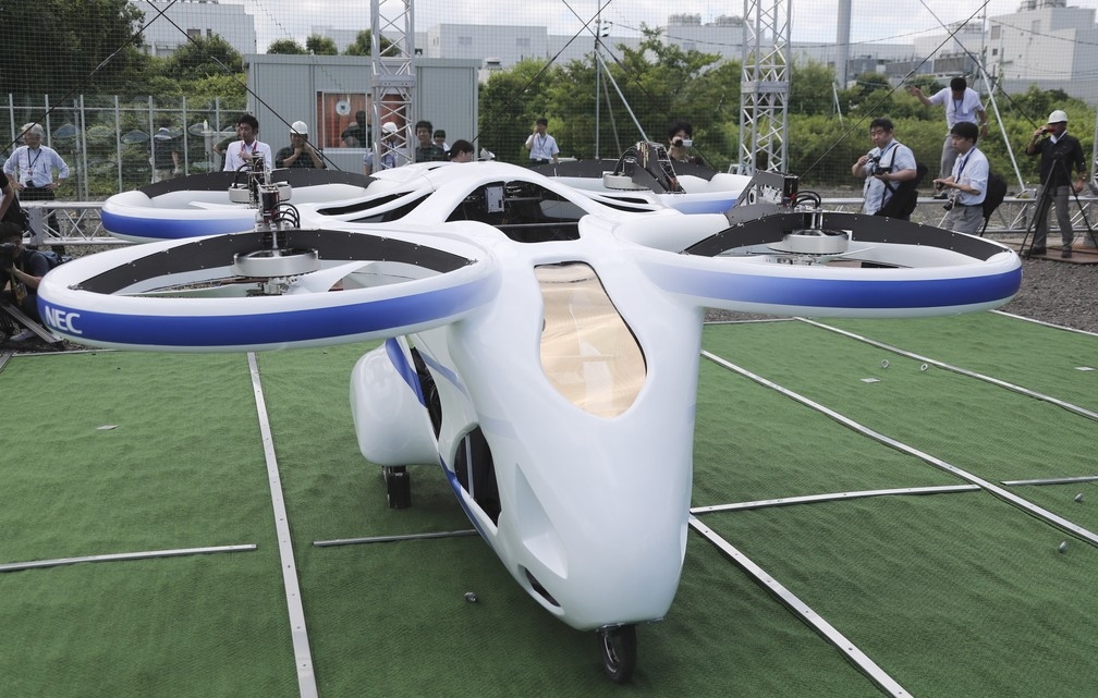 Carro voador é testado no Japão e permanece em voo por um minuto
