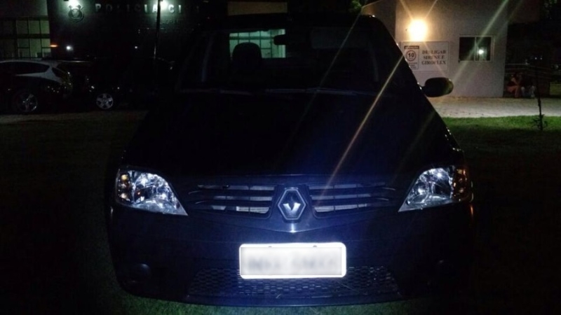 Dois homens são presos com carro roubado e arma