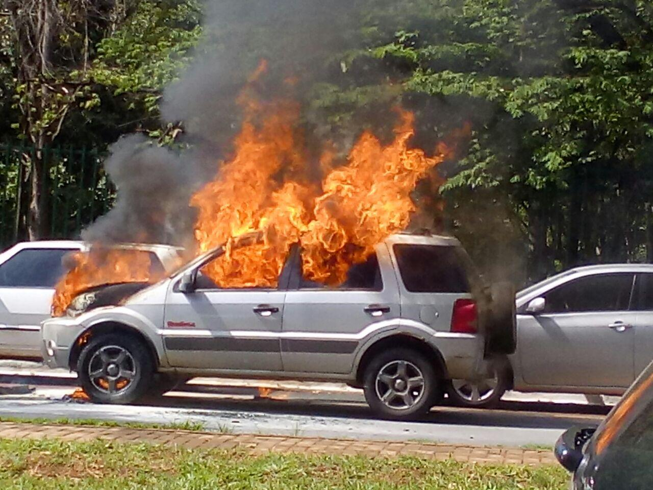 Veículo pega fogo e assusta populares em frente à sede da Polícia Federal em Goiânia