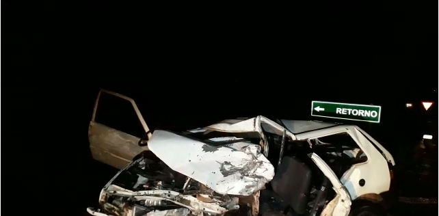 Suspeito de roubar carro é preso após bater em árvores de canteiro em Goiânia