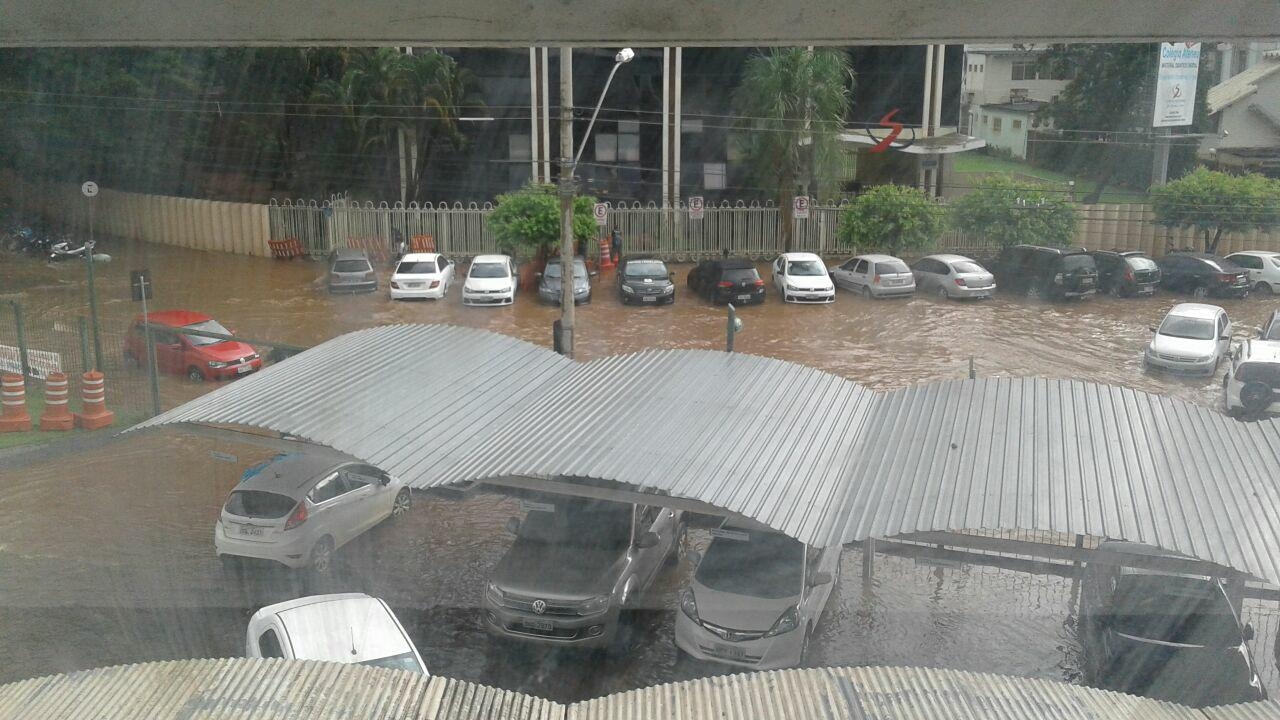 Forte chuva provoca alagamento em vários pontos da Capital