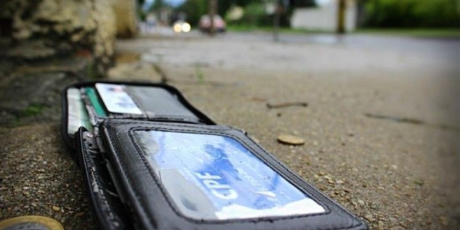 Homem encontra carteira perdida há mais de dez anos com todo dinheiro dentro