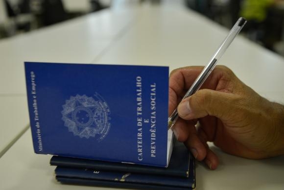 Desemprego cai para 11,9% e tem a menor taxa do ano