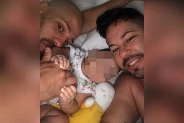 Após decisão da justiça, casal homoafetivo deve devolver bebê adotada em Goiás