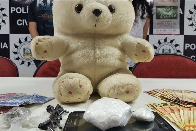 Casal é preso com droga escondida em urso de pelúcia