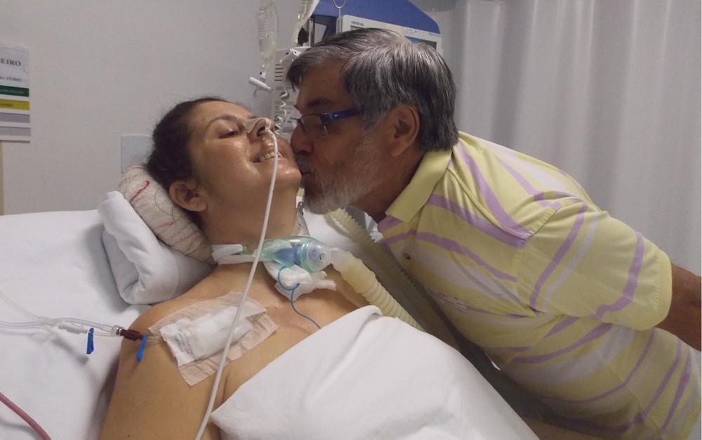 Depois de sofrer acidente e ficar tetraplégica, pedagoga se casa na UTI do Hugo