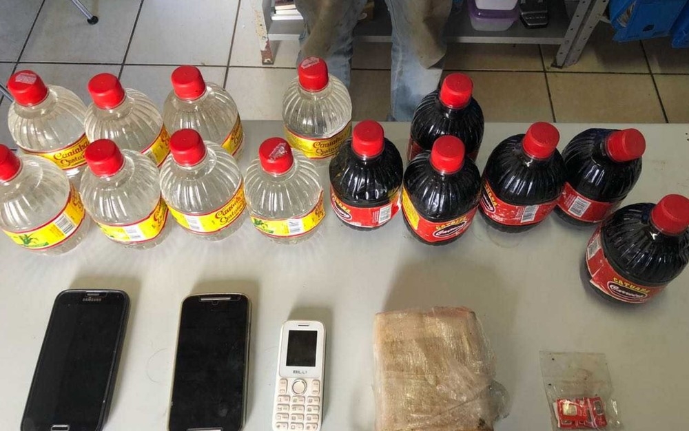 Detento é flagrado recebendo drogas e celulares por cima do muro da cadeia 