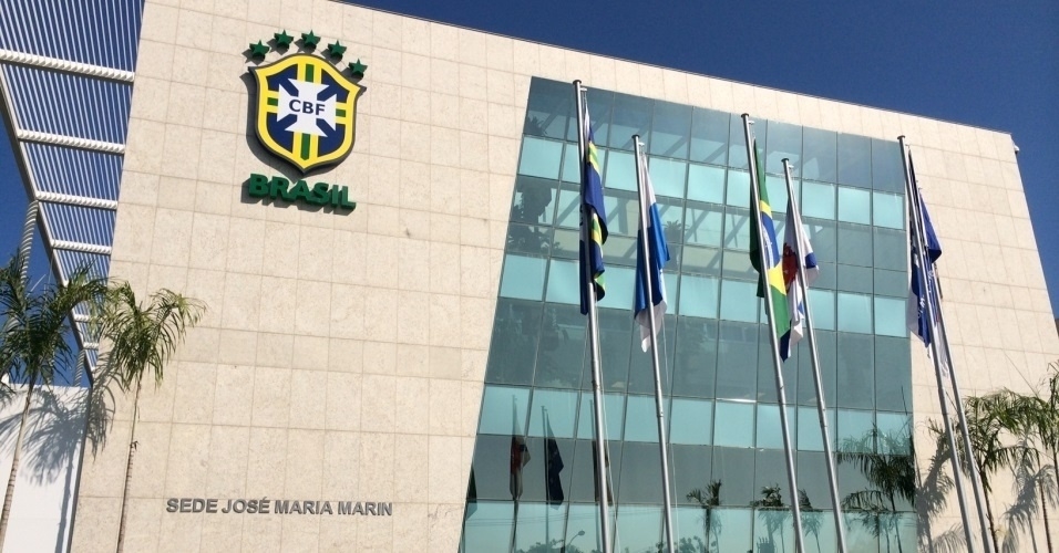 CBF é multada novamente por atos homofóbicos da torcida brasileira