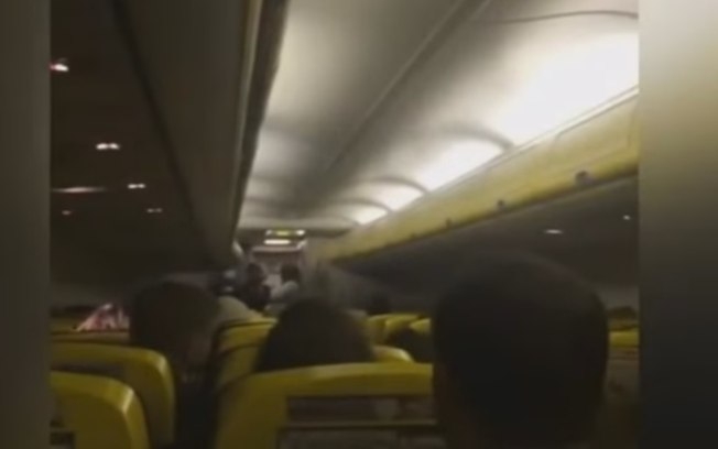 Aeromoça faz anúncio chocante e assusta passageiros