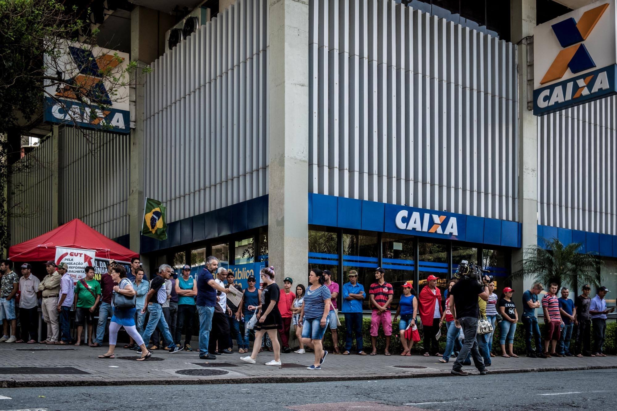 Comissão Mista aumenta saque do FGTS  para um salário mínimo
