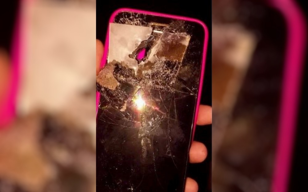 Tiro atinge celular, homem escapa de ser baleado