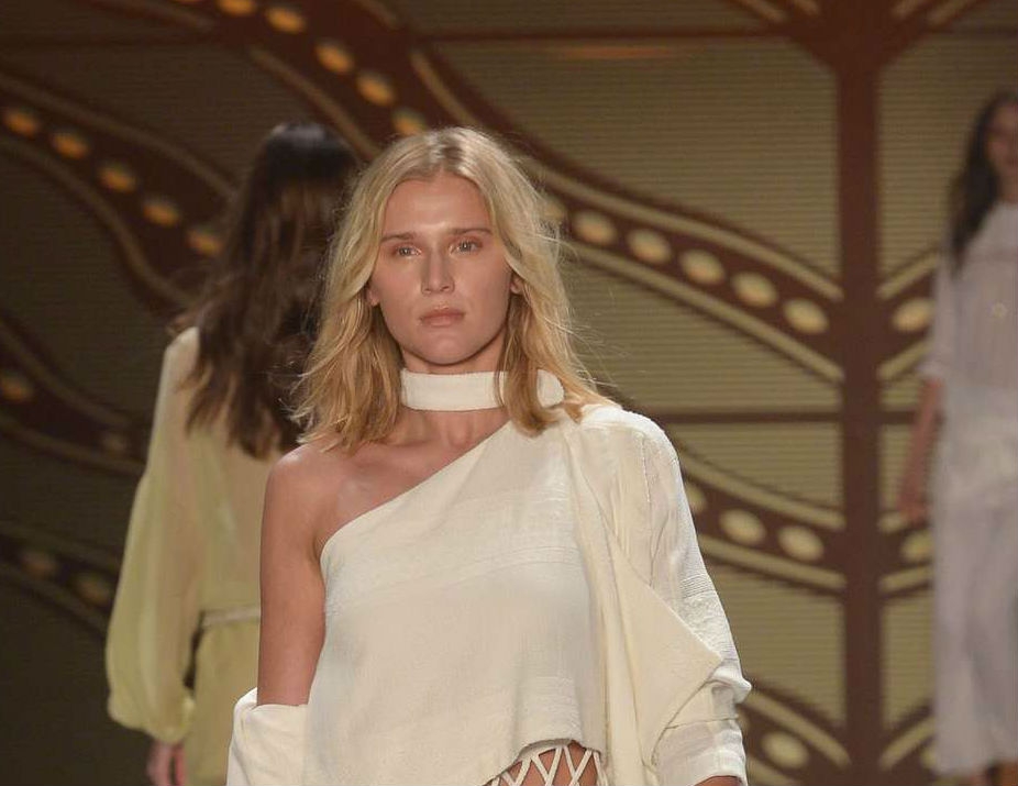Namorada de Ronaldo fenômeno desfila  para Lilly Sarty  na SPFW41