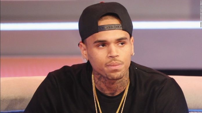 Chris Brown é processado por auxiliar estupro de mulher durante festa